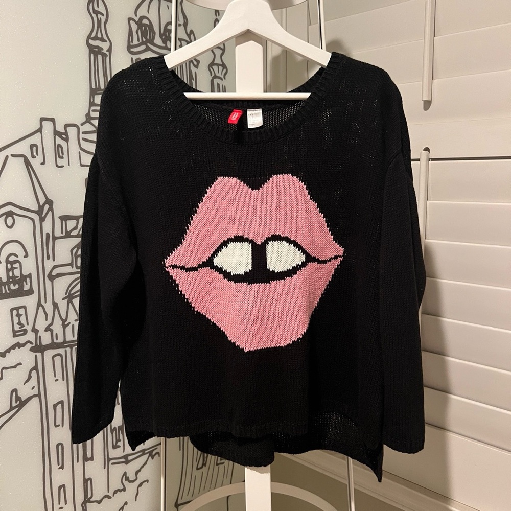 H&M Oversized Open Knit Sweater Black Pink Lips Graphic High Low Hem